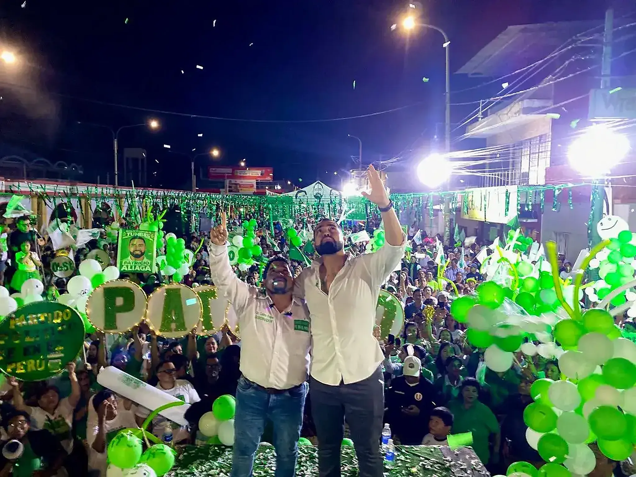 Carlos Feijóo y Patricio Aliaga ante la multitud en Tumbes