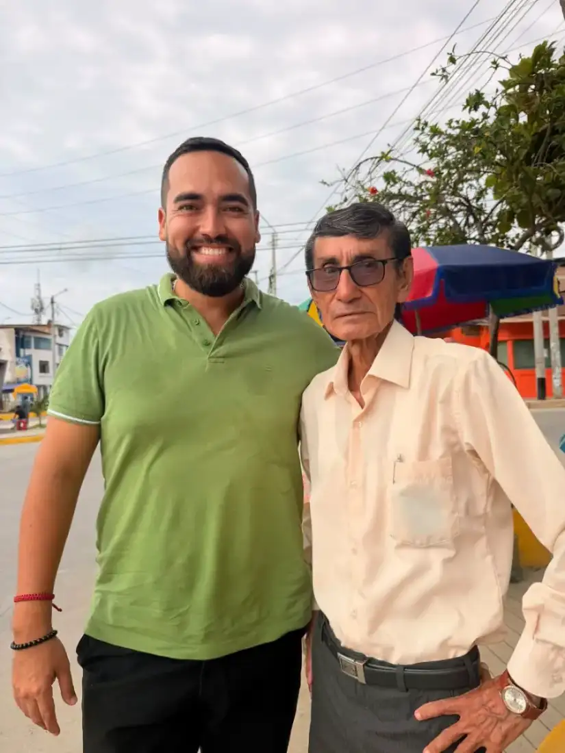 Patricio Aliaga junto al profesor Edgar Budiel Cerro
