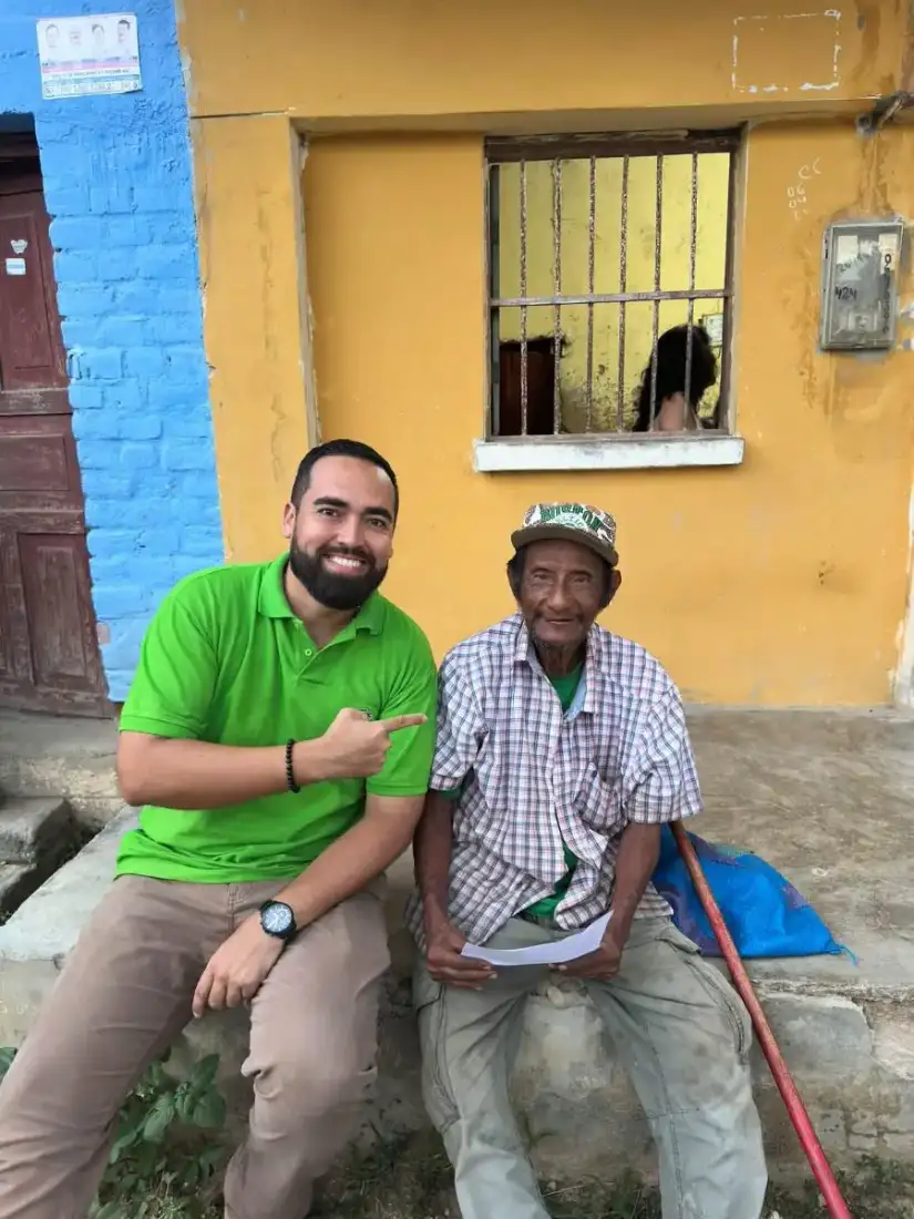 Patricio Aliaga junto a un vecino