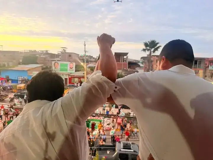 Patricio Aliaga y Carlos Feijóo levantan los brazos ante los vecinos